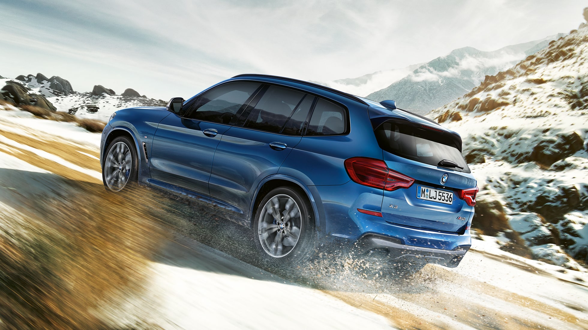 BMW X3 M40i ülesmäge sõitmas BMW X3 M40i ülesmäge sõitmas