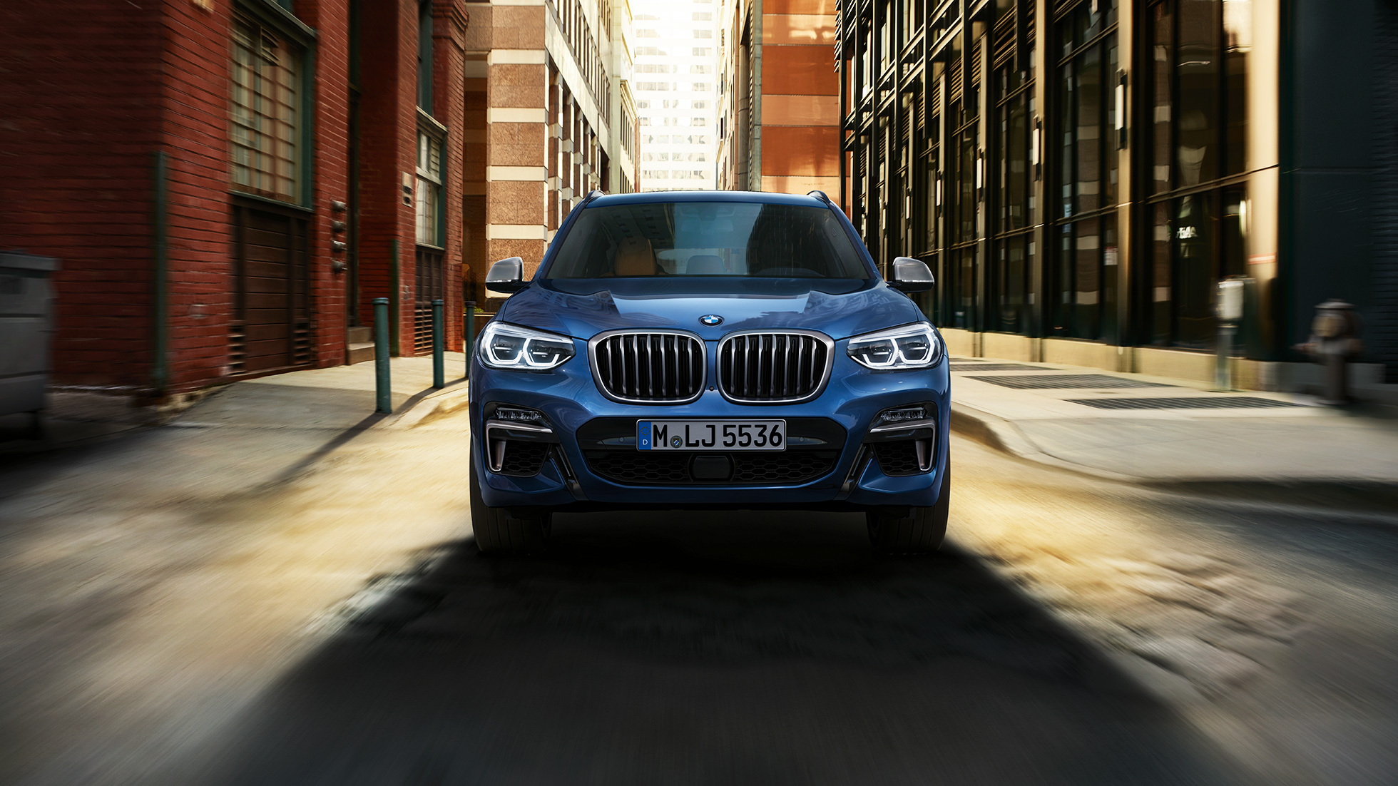 BMW X3 M40i, eestvaade linnamaastiku taustal BMW X3 M40i, eestvaade linnamaastiku taustal