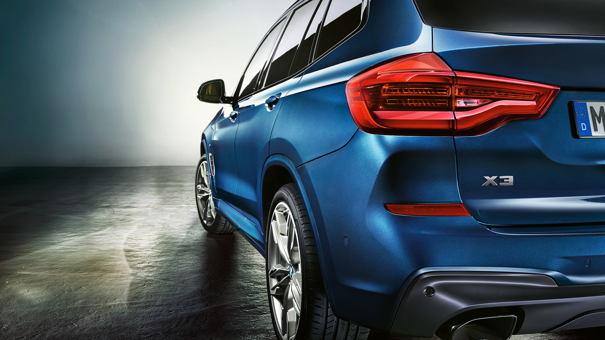 BMW X3 M40i, kolm neljandikku tagantvaade koos LED-tagatuledega BMW X3 M40i, kolm neljandikku tagantvaade koos LED-tagatuledega