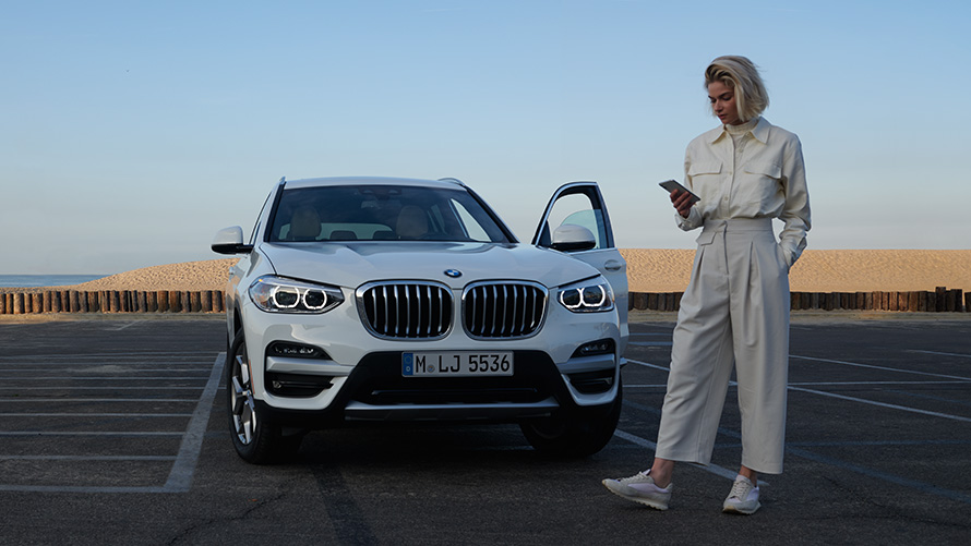 BMW X3 G01 rakendus Brochure, naine seisab BMW kõrval, 2021 BMW X3 G01 rakendus Brochure, 2021