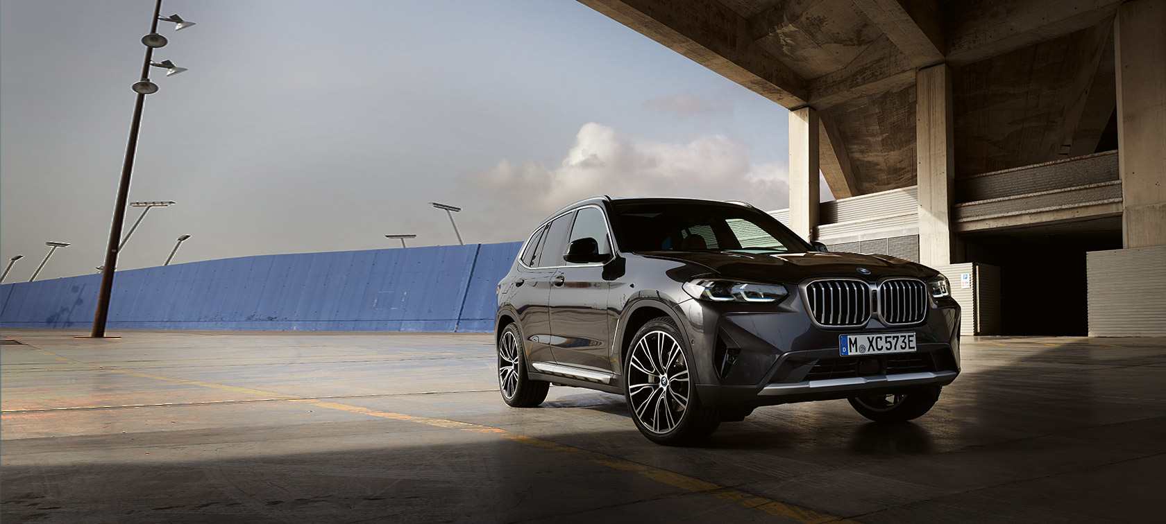 BMW X3 G01 Sophisto Grey, kolm neljandikku eestvaade angaari ees, 2021