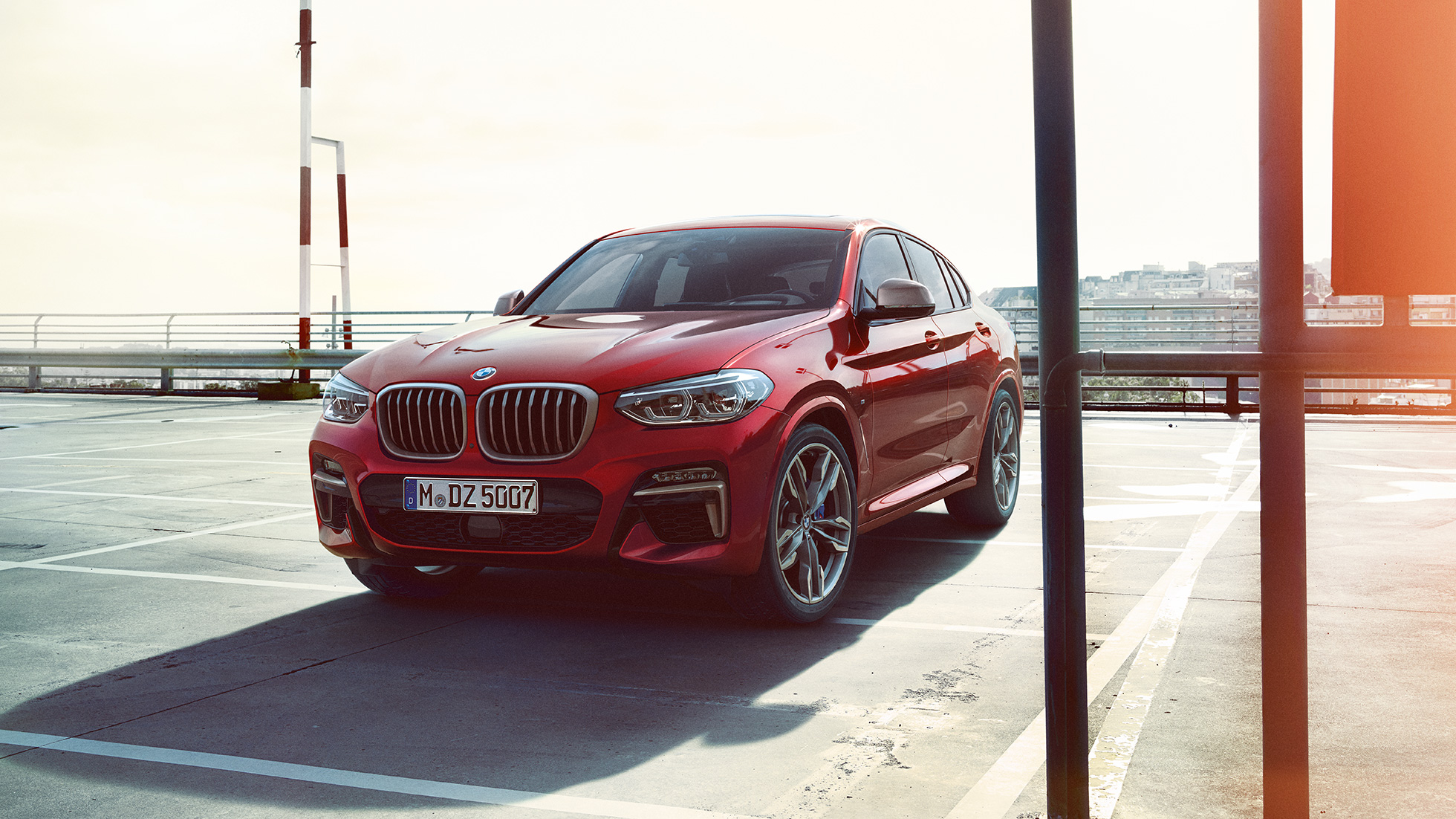 BMW X4 välisilme BMW X4 M40i G02 2018 toonis Flamenco Red Brilliant Effect, 3/4 eestvaade