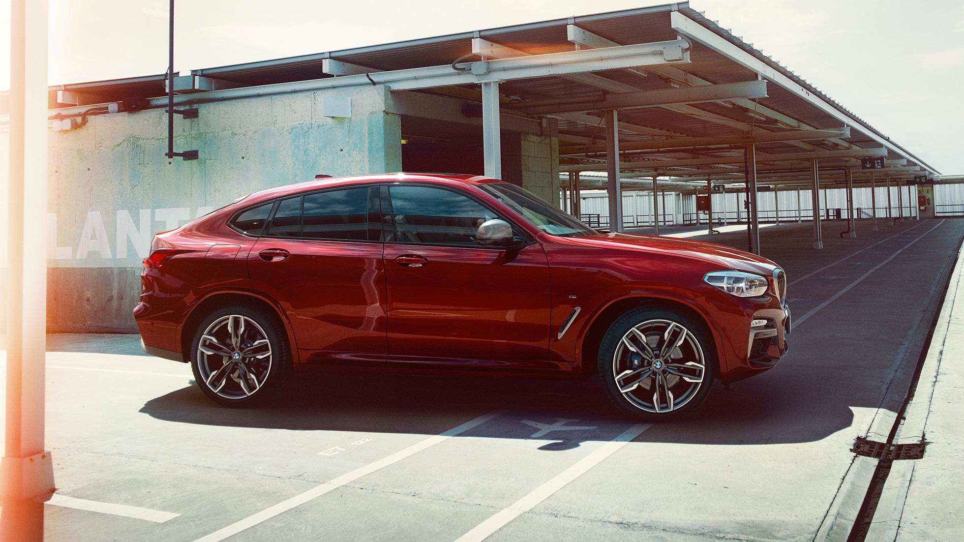 Sportlik siluett, BMW X4 Sportlik siluett, BMW X4 M40i G02 2018 toonis Flamenco Red Brilliant Effect, külgvaade