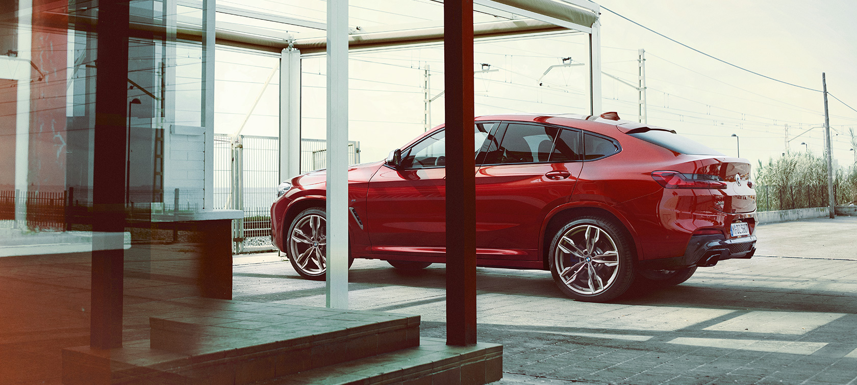 BMX X4 külgvaade BMW X4 M40i G02 2018 toonis Flamenco Red Brilliant Effect, külgvaade, parkimas
