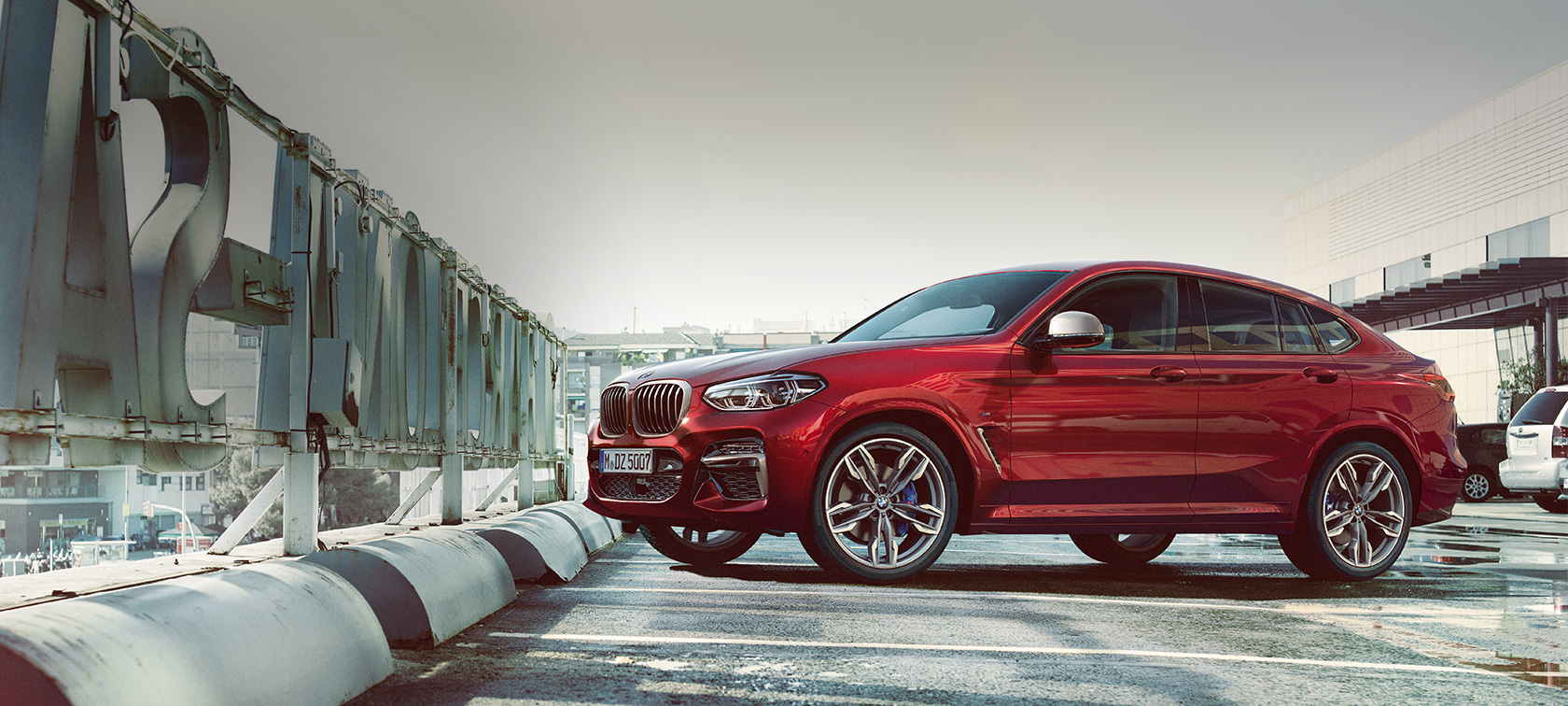 Parkimine, külgvaade, BMW X4 BMW X4 M40i G02 2018 toonis Flamenco Red Brilliant Effect, külgvaade, parkimas parkimismajas