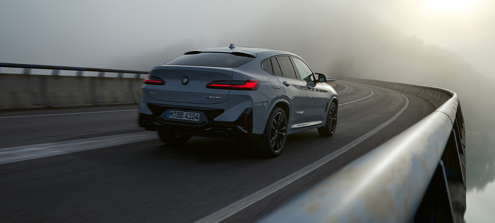 BMW X4 G02 finantsteenused, 2021 BMW X4 G02 Brooklyn Grey, finantsteenused, kolm neljandikku tagantvaade sõites, 2021