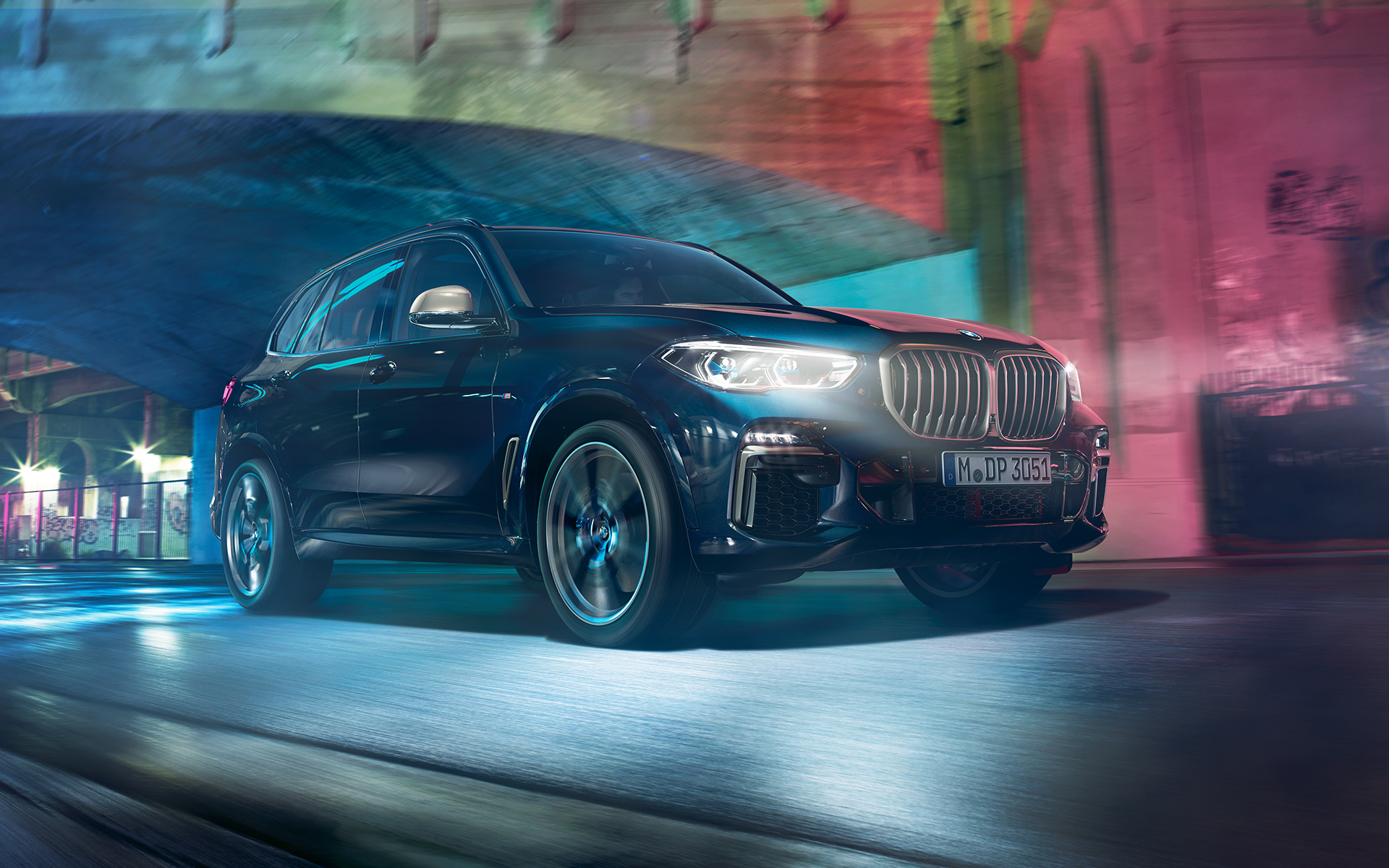 BMW X5 M50d tegevuses BMW X5 M50d sõidab öises linnas