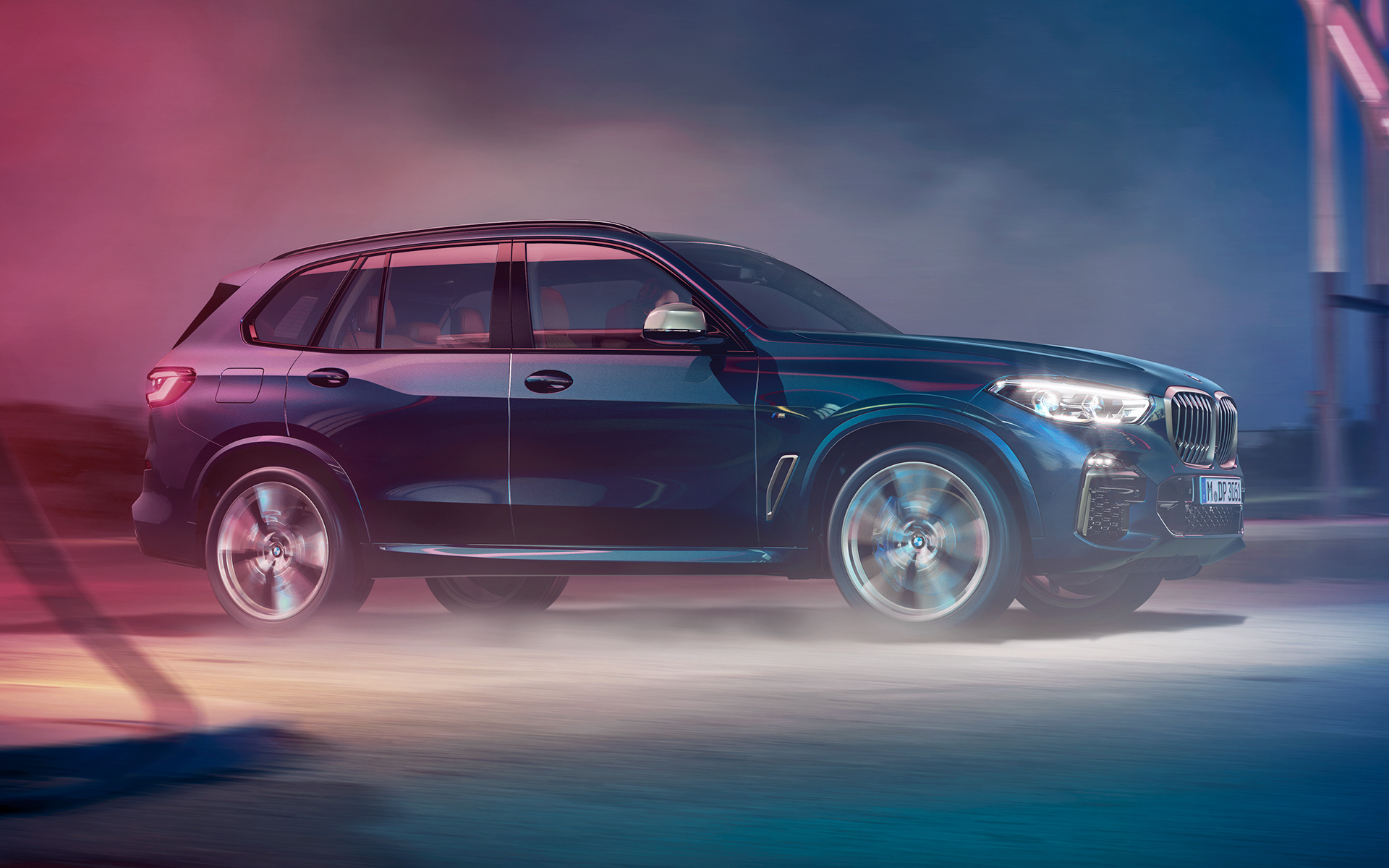 BMW X5 M50d liikumises BMW X5 M50d sõidab öises linnas