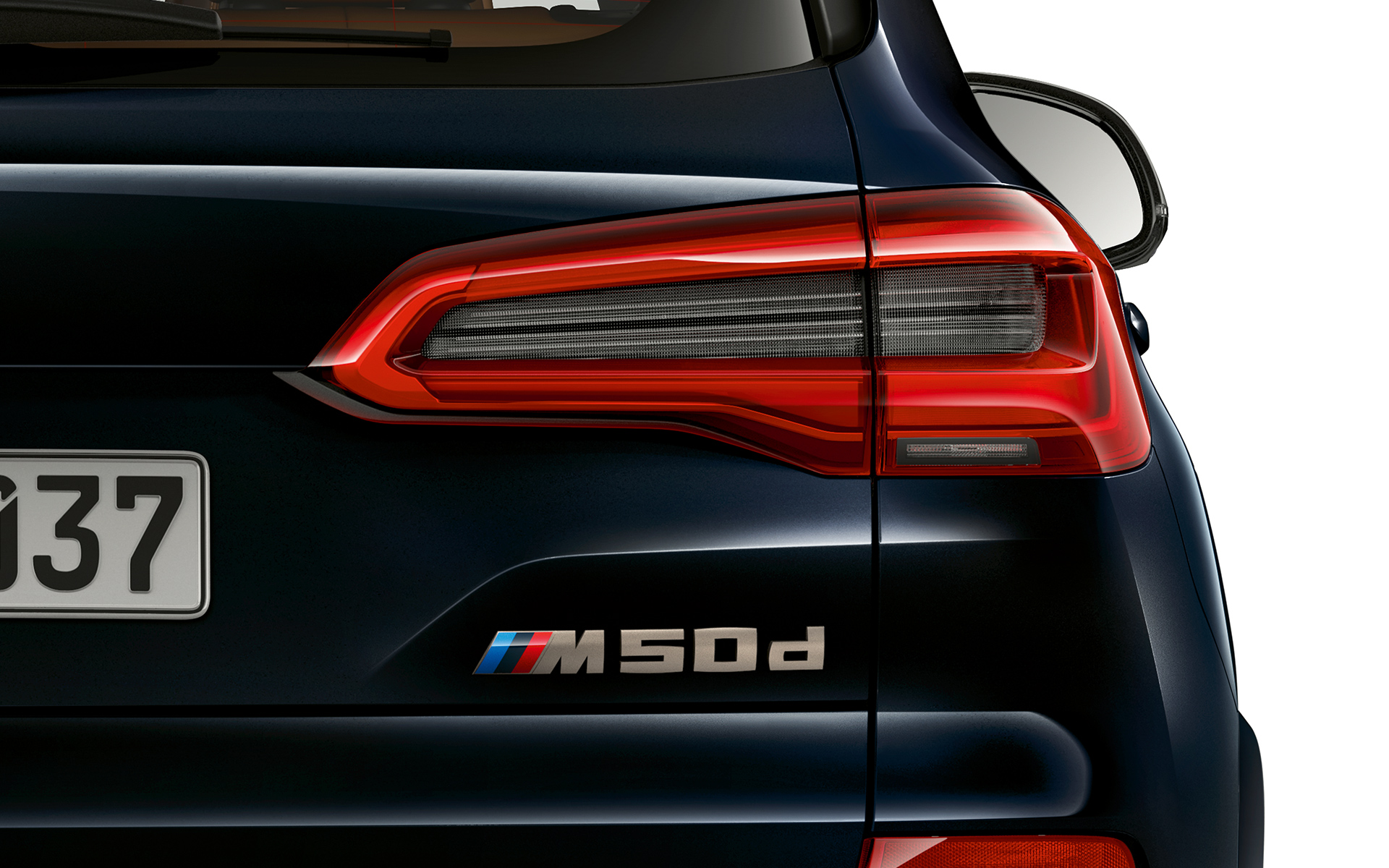 Kiri BMW X5 M50d taga Detailne BMW X5 M50d mudelitähise vaade