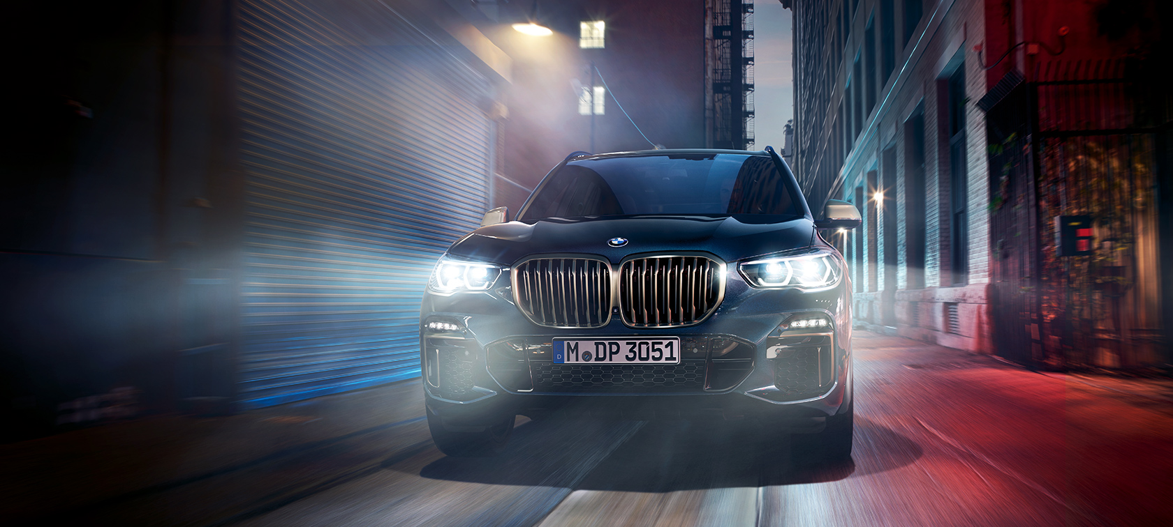 BMW X5 M50d tegevuses BMW X5 M50d öisel linnatänaval