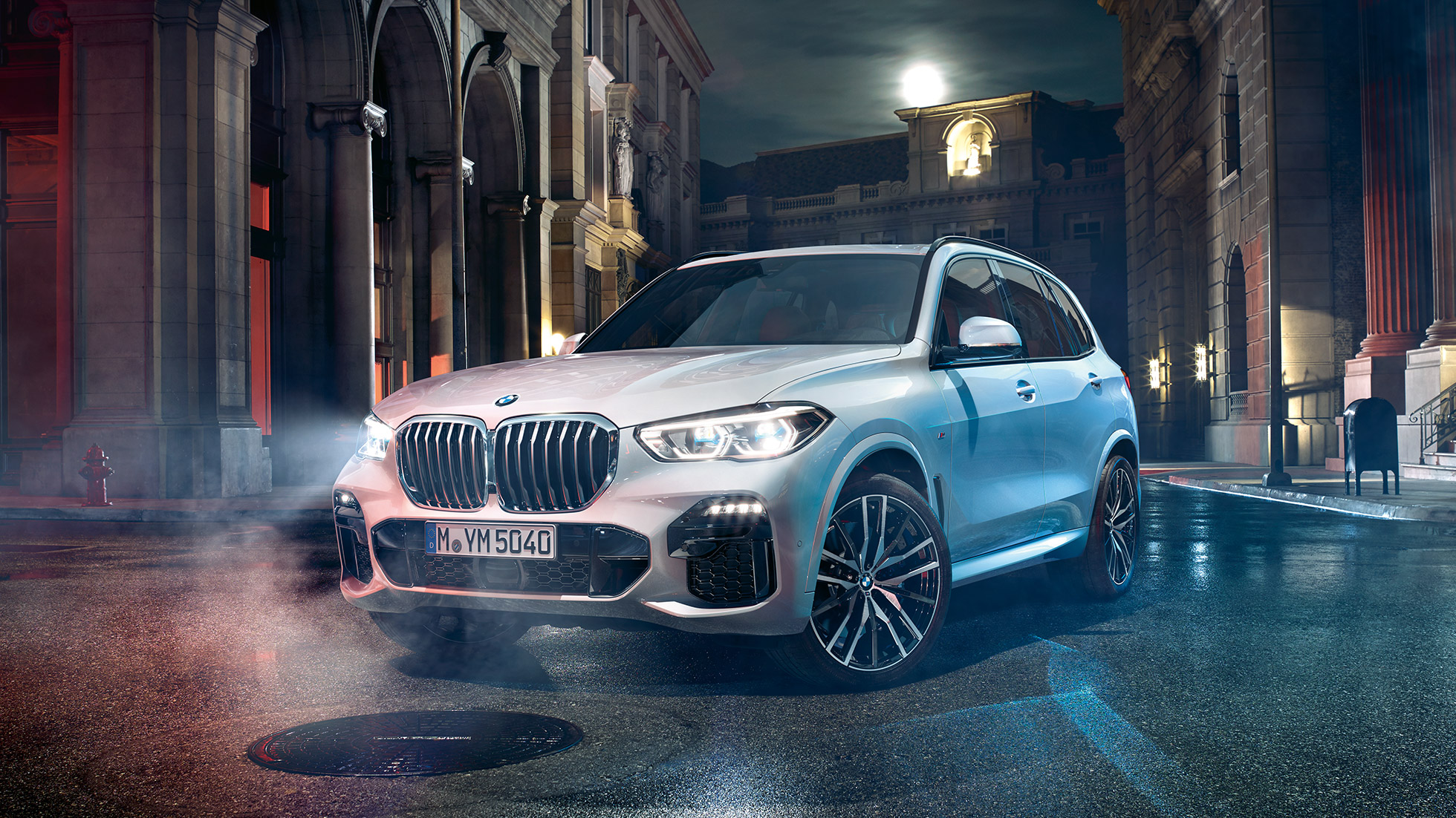 BMW X5, 3/4 eestvaade BMW X5 G05 2018 toonis Mineral White metallik, 3/4 eestvaade, öösel seismas
