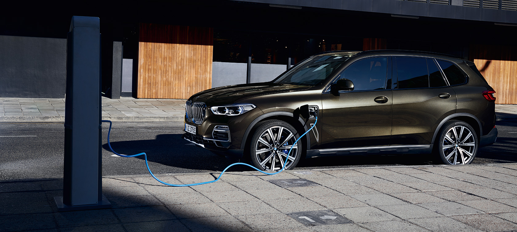 BMW X5 xDrive45e G05 pistikhübriid, kolm neljandikku külgvaade BMW X5 xDrive45e G05 pistikhübriid, kolm neljandikku külgvaade, laadimas