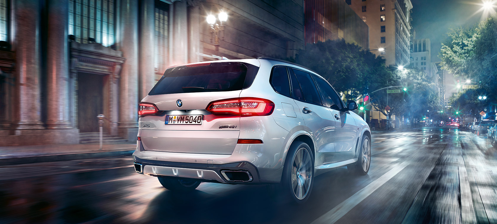 BMW X5, 3/4 tagantvaade sõitmise ajal BMW X5 G05 2018 toonis Mineral White metallik, 3/4 tagantvaade sõitmise ajal