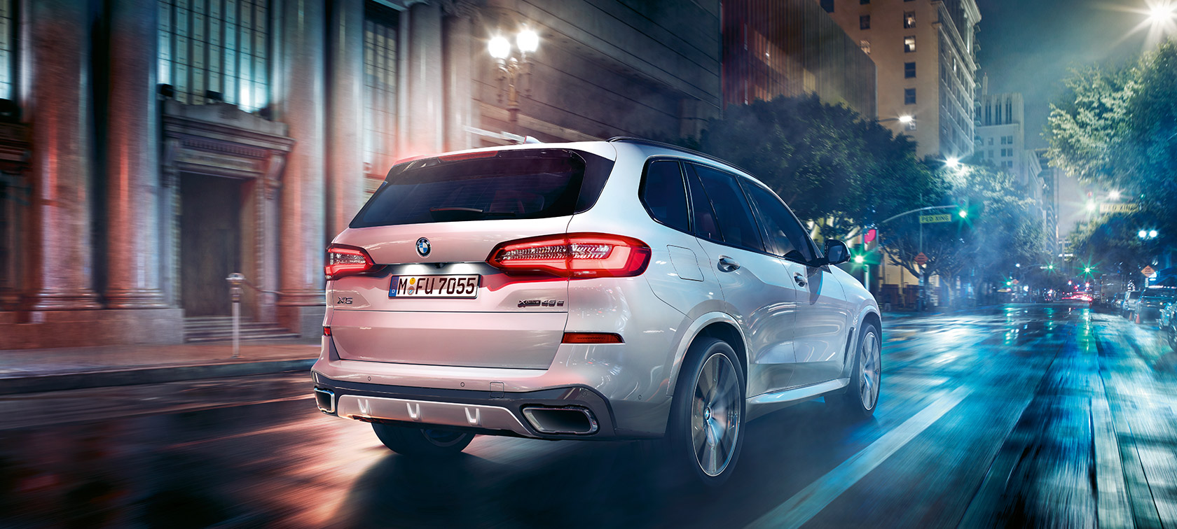 BMW X5, kolm neljandikku tagantvaade sõitmise ajal BMW X5 G05 2018, Mineral White metallik, kolm neljandikku tagantvaade sõitmise ajal