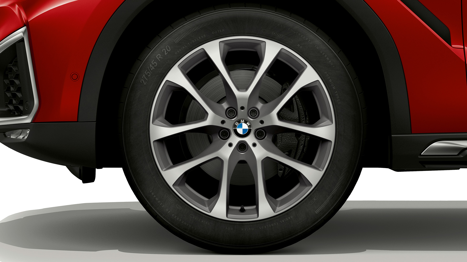BMW X6 koos BMW xLine’iga, kergmetallvelg. BMW X6 koos BMW xLine’iga, fookus kergmetallveljel.