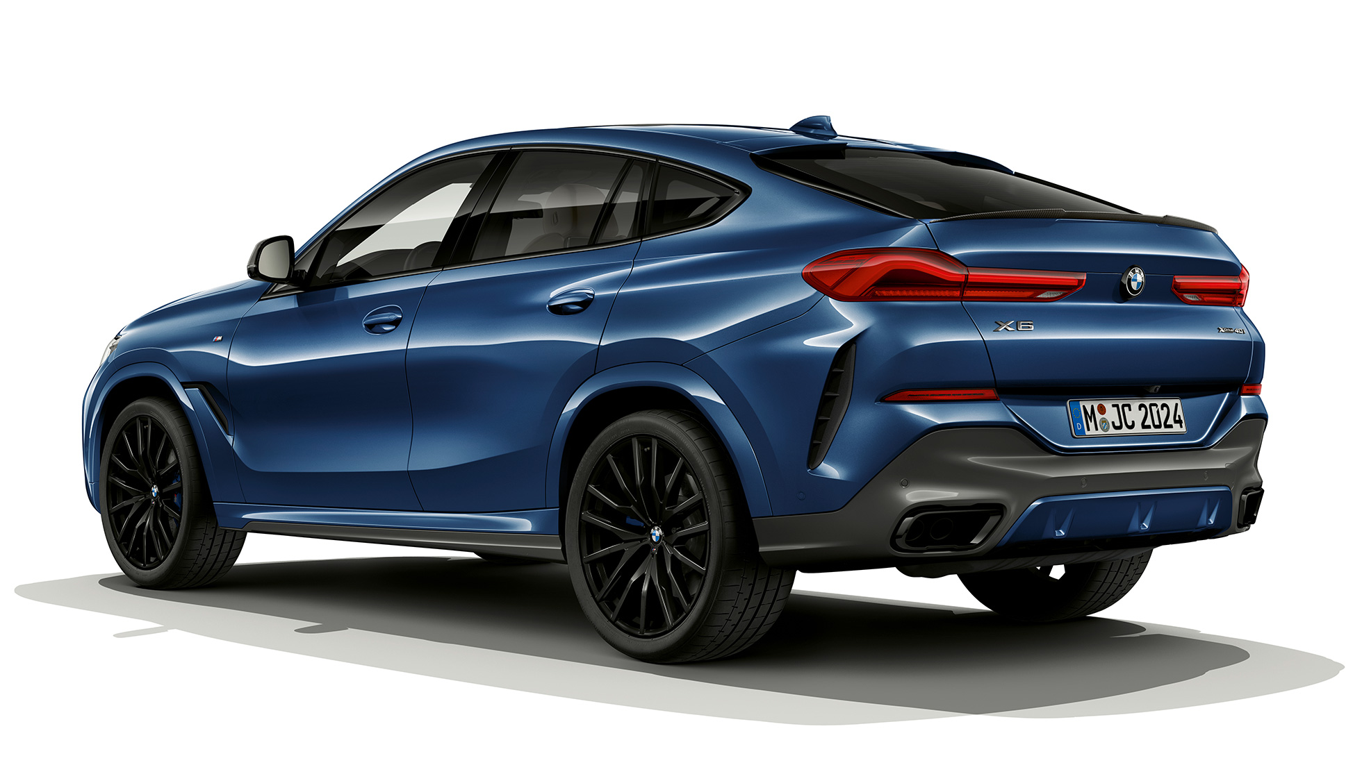 BMW X6 M-sportpakett, tagantvaade. BMW X6 M-sportpakett, kolm neljandikku tagantvaates.