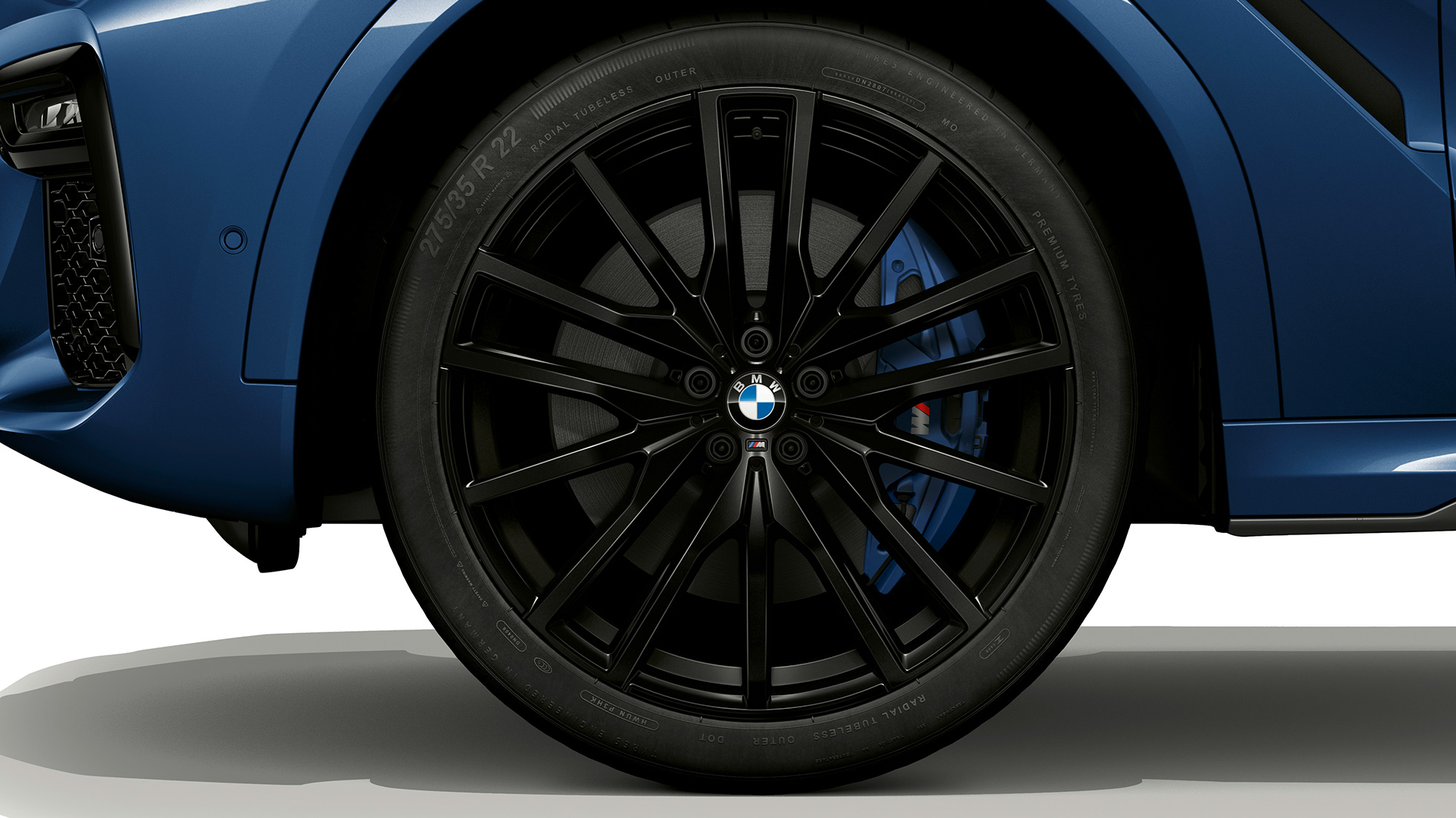 BMW X6 M sportpakett, kergmetallvelg. BMW X6 M-sportpakett, fookus kergmetallveljel.