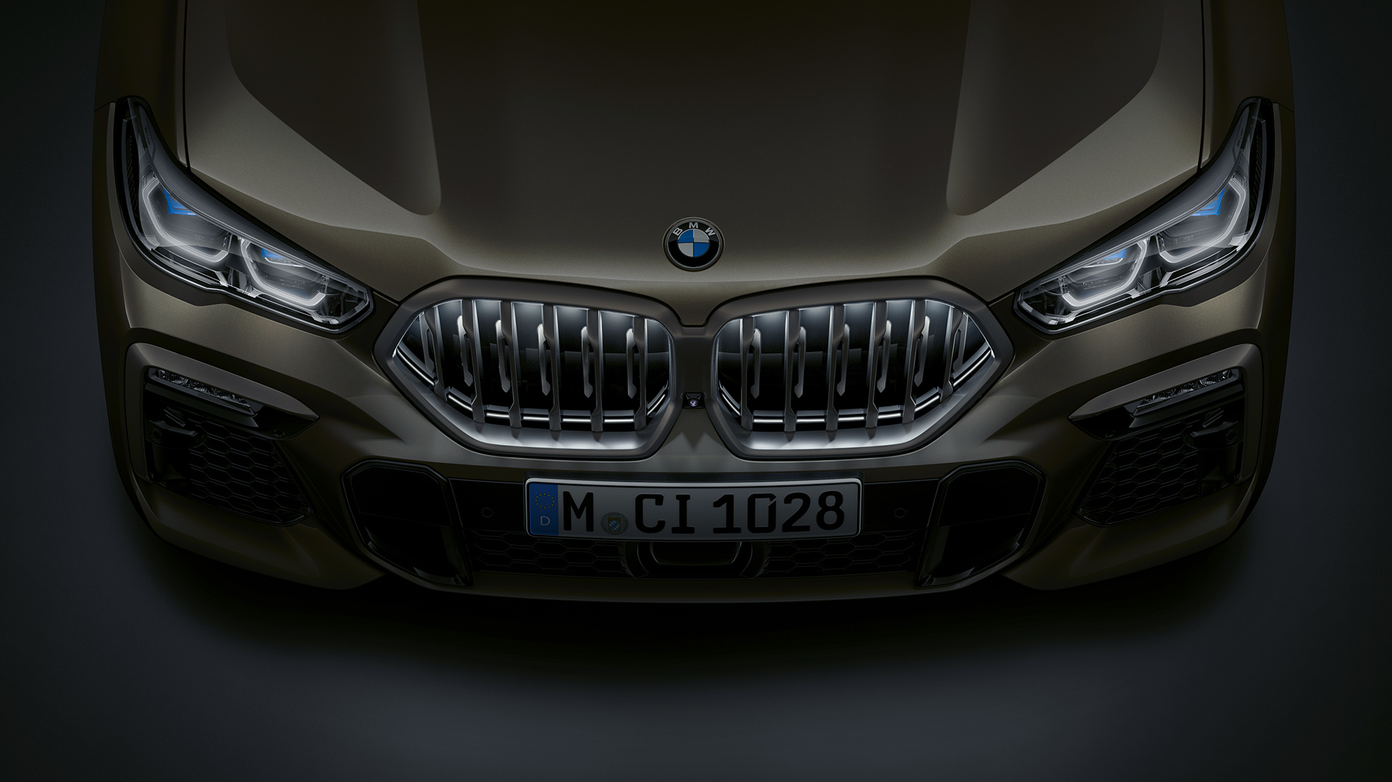 BMW X6 esiosa. Close-up view of the BMW X6 front with BMW kidney grille ‘Iconic Glow’ from a bird's eye view.
