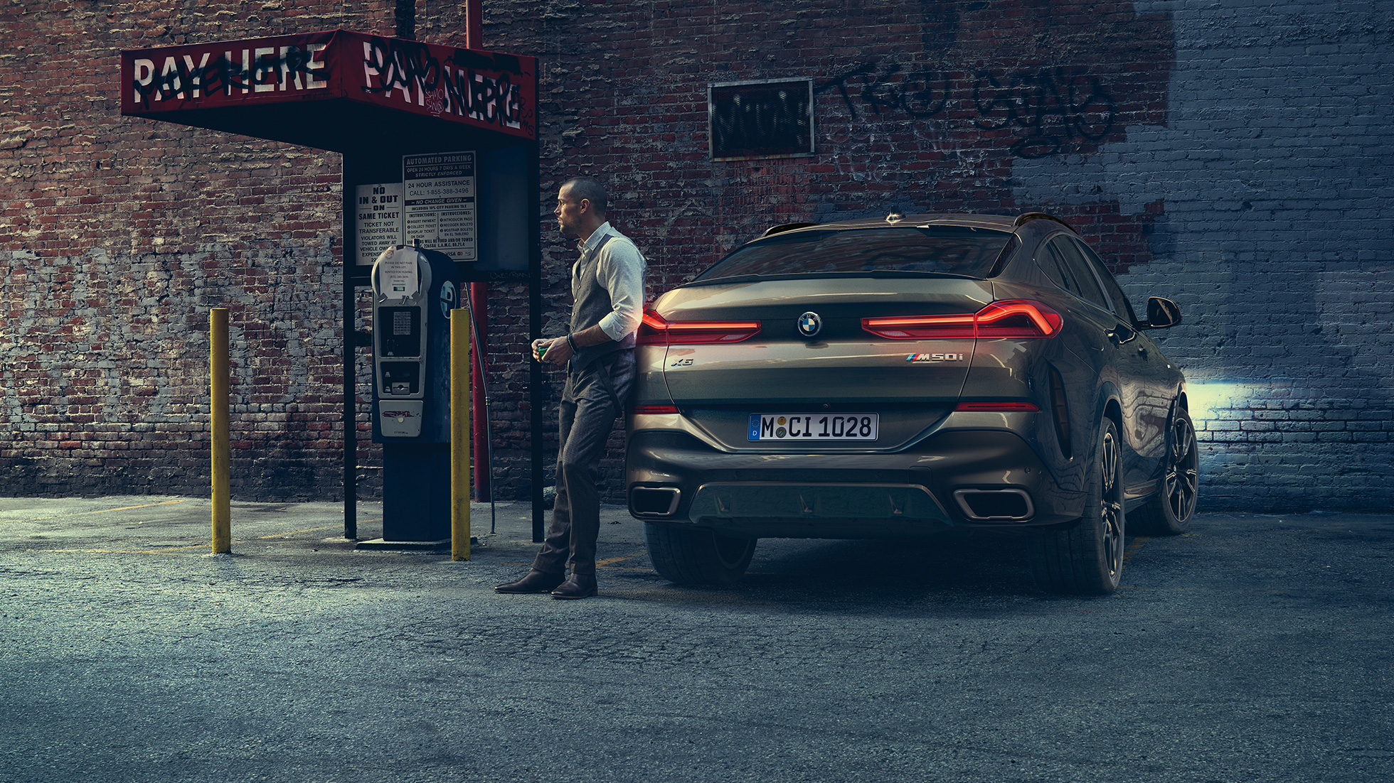 BMW X6 tagaosa. BMW X6 in rear perspective in front of an urban setting.