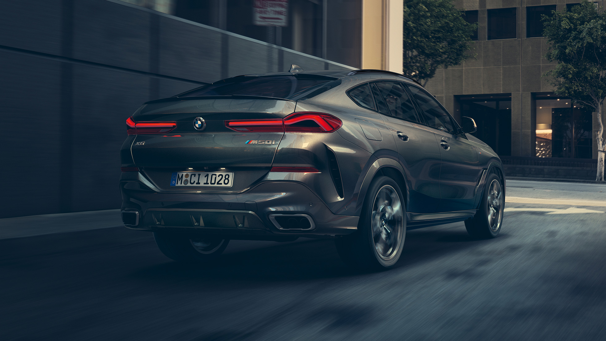 Kohanduv M-vedrustus Professional. BMW X6, kolm neljandikku tagantvaade.