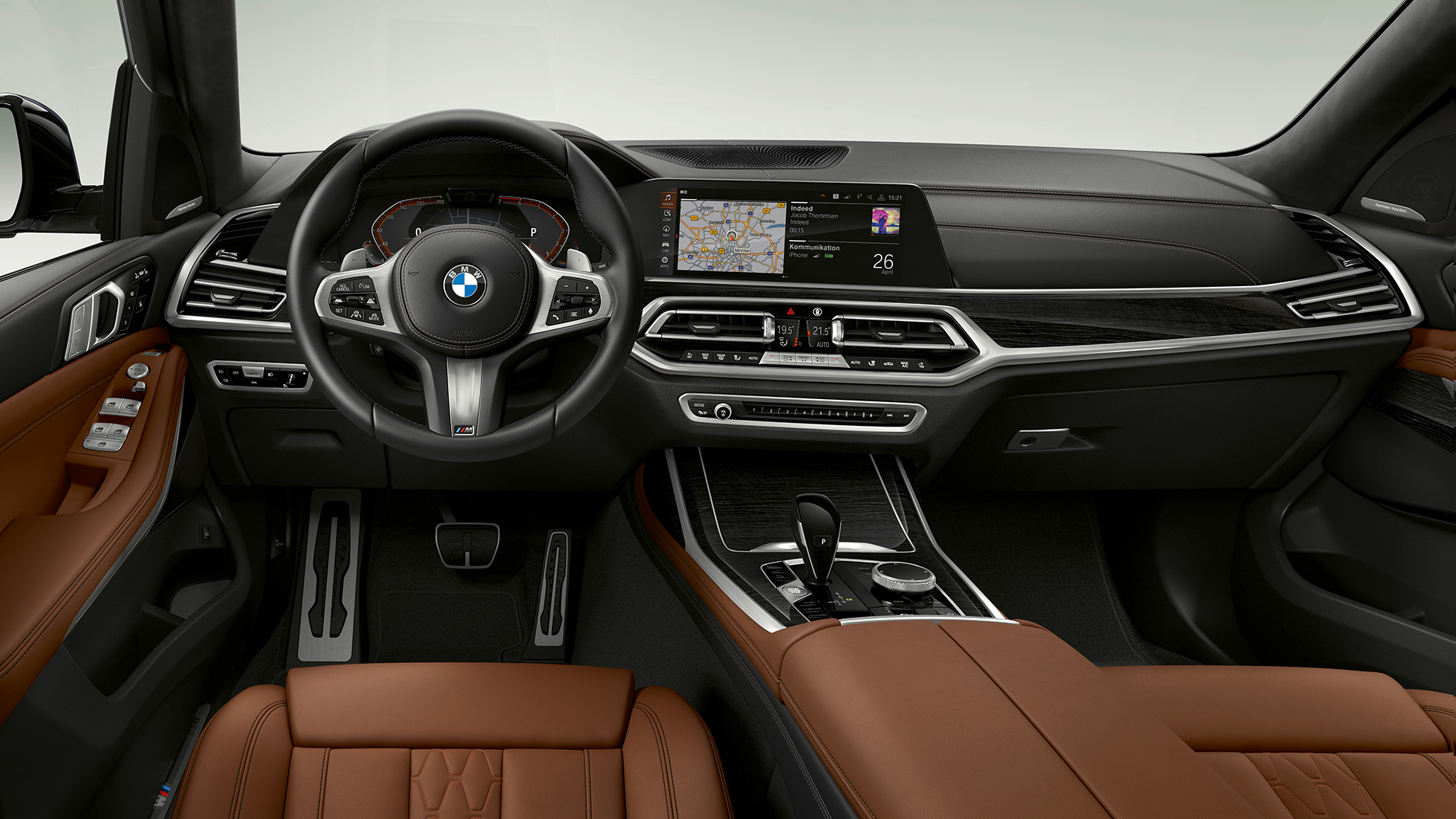 BMW X7, M Sportpaketi juhikoht BMW X7 M Sportpaketi varustusega juhikoha lähivaade eest
