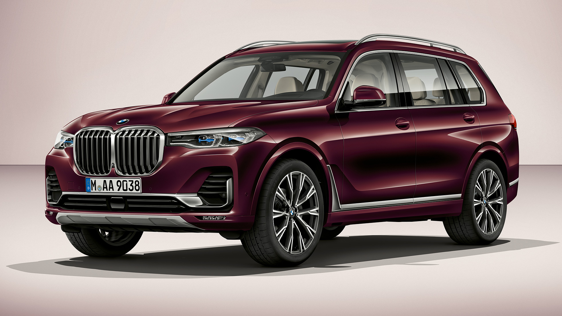 BMW X7 M Sportpakett BMW X7 M Sportpaketi kolm neljandikku stuudiovõte eestvaates