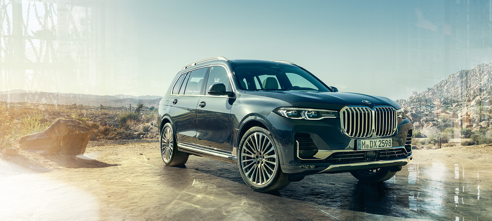 BMW X7 3/4 eestvaade BMW X7 Arctic Grey toonis, 3/4 eestvaade kõrbe taustal, G07 2019