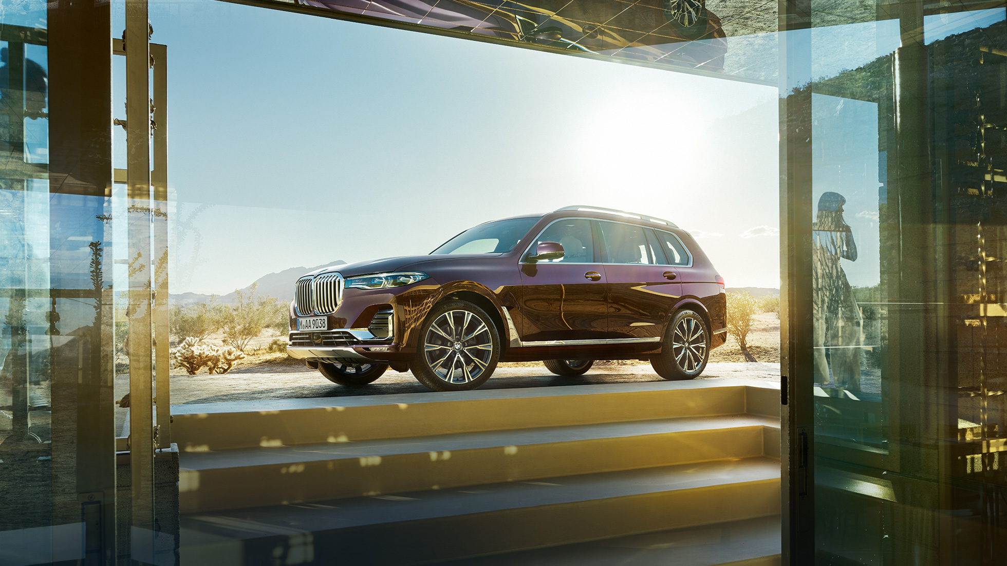BMW Individual X7 xDrive40i, külgperspektiivis Ametrin metallikvärvi BMW X7 seismas külgperspektiivis, G07 2019