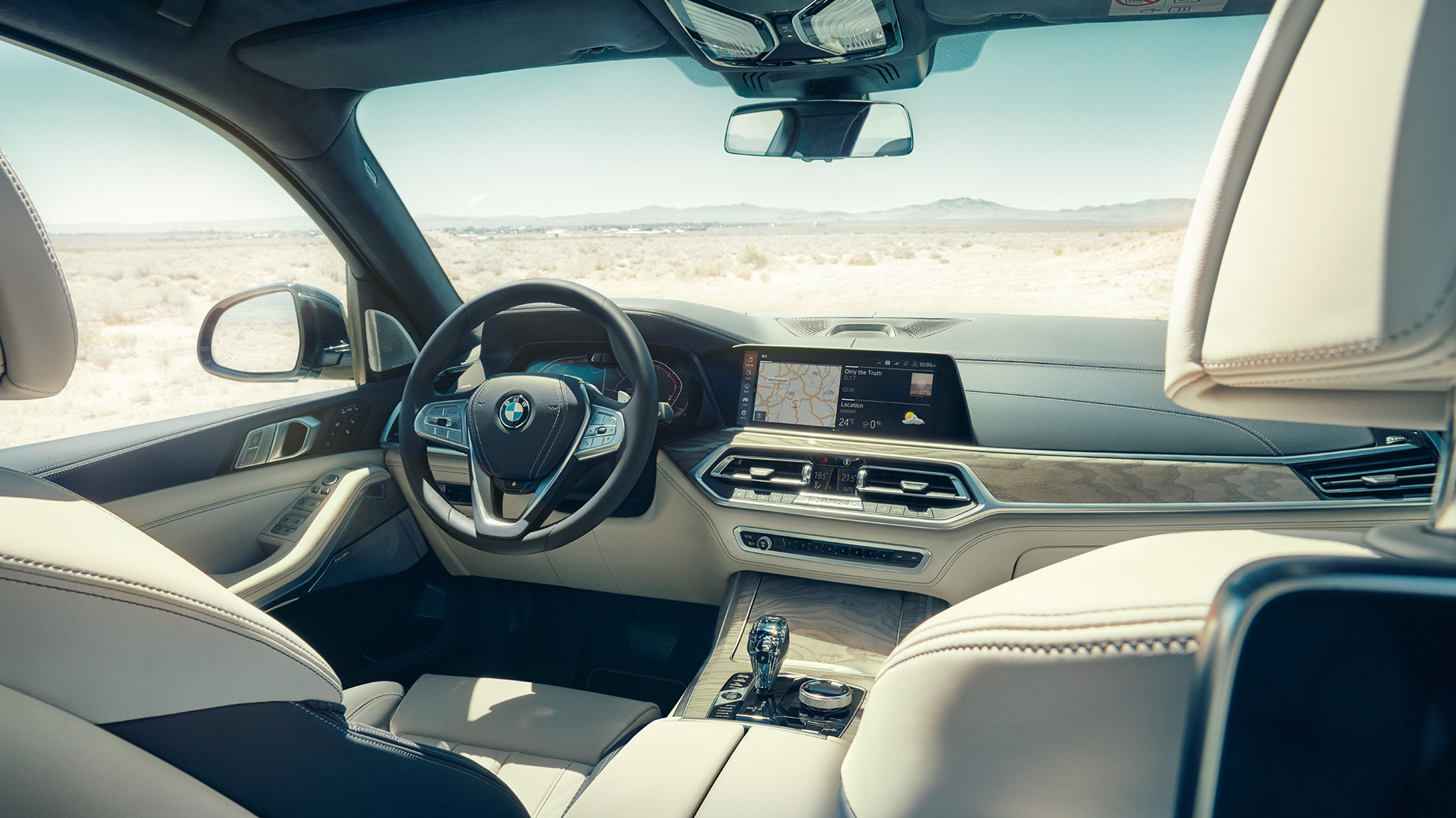 BMW Live Cockpit Professional BMW Live Cockpit Professional: Vaade tagant esimesele istmereale, vaatega roolile ja armatuurlauale