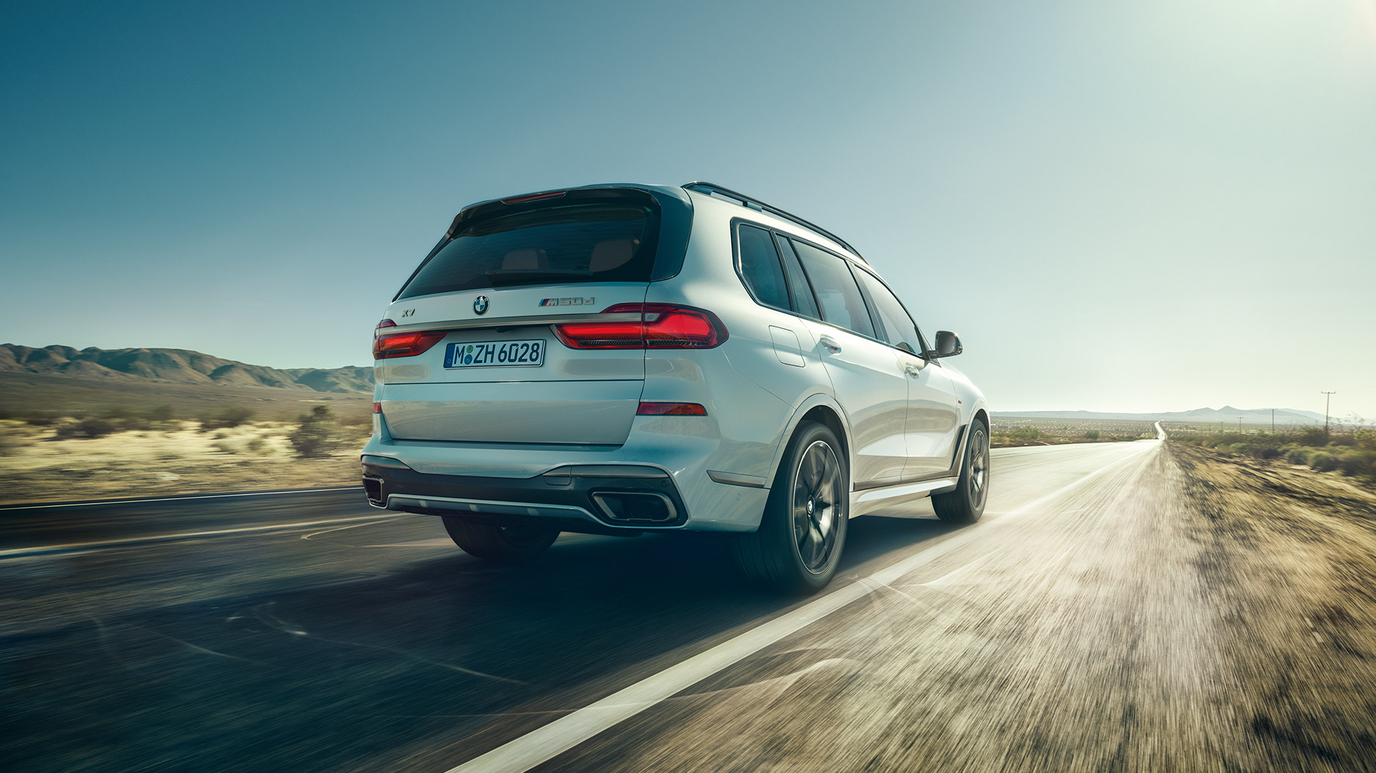 BMW X7 M50d, tagantvaates BMW X7 M50d: tagantvaade sõites, valge BMW X7