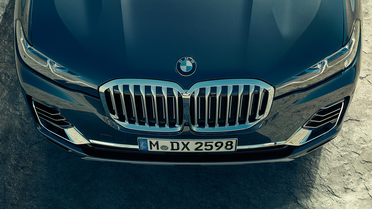 BMW X7 neerukujuline iluvõre BMW neerukujuline iluvõre: esiosa kõrge nurga alt