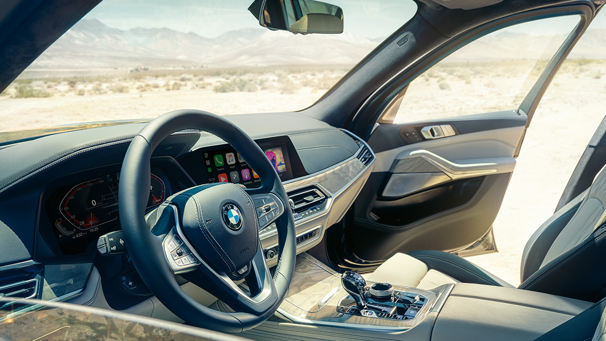 BMW X7 interjöör BMW X 7 interjöör: vaade väljastpoolt sisse esimesele istmereale, vaatega roolile, armatuurlauale ja nahkistmetele.