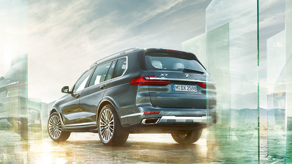 BMW X7 mugavus ja sõidudünaamika BMW X7 kolm neljandikku eestvaade abstraktsel taustal