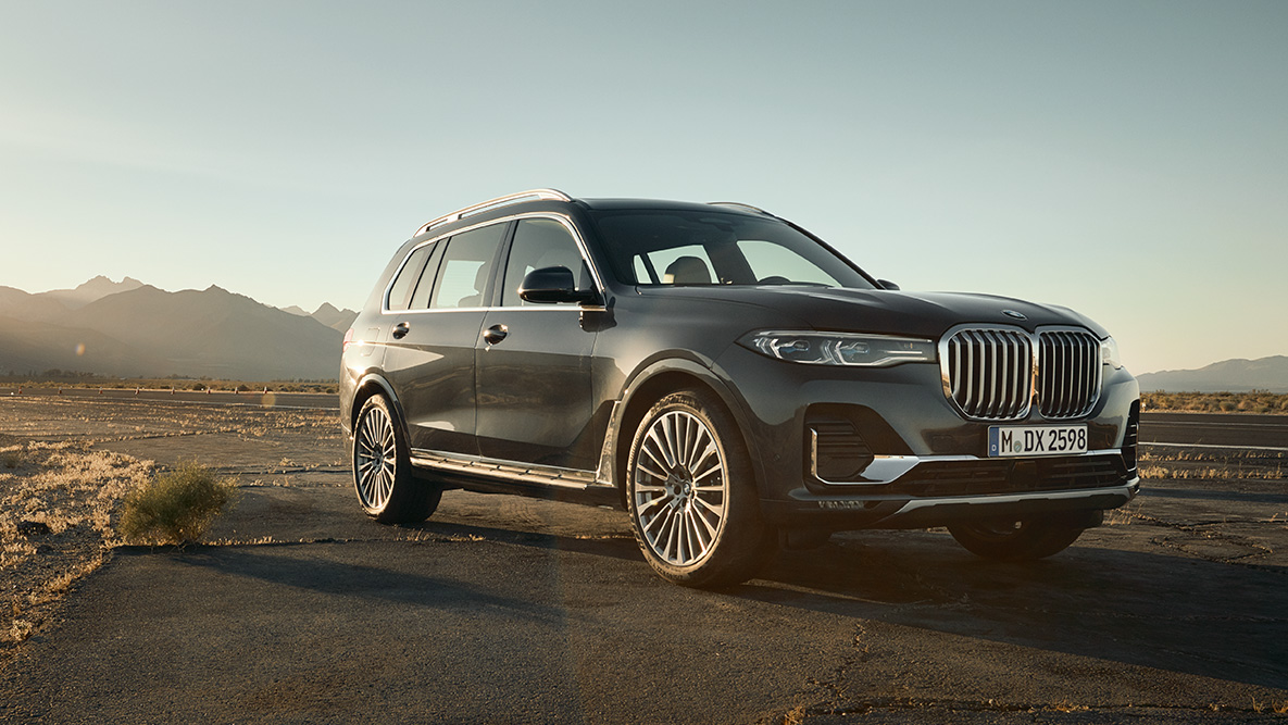 Executive Drive Pro Executive Drive Pro: BMW X7 neljandikku eestvaates, kõrbe taustal