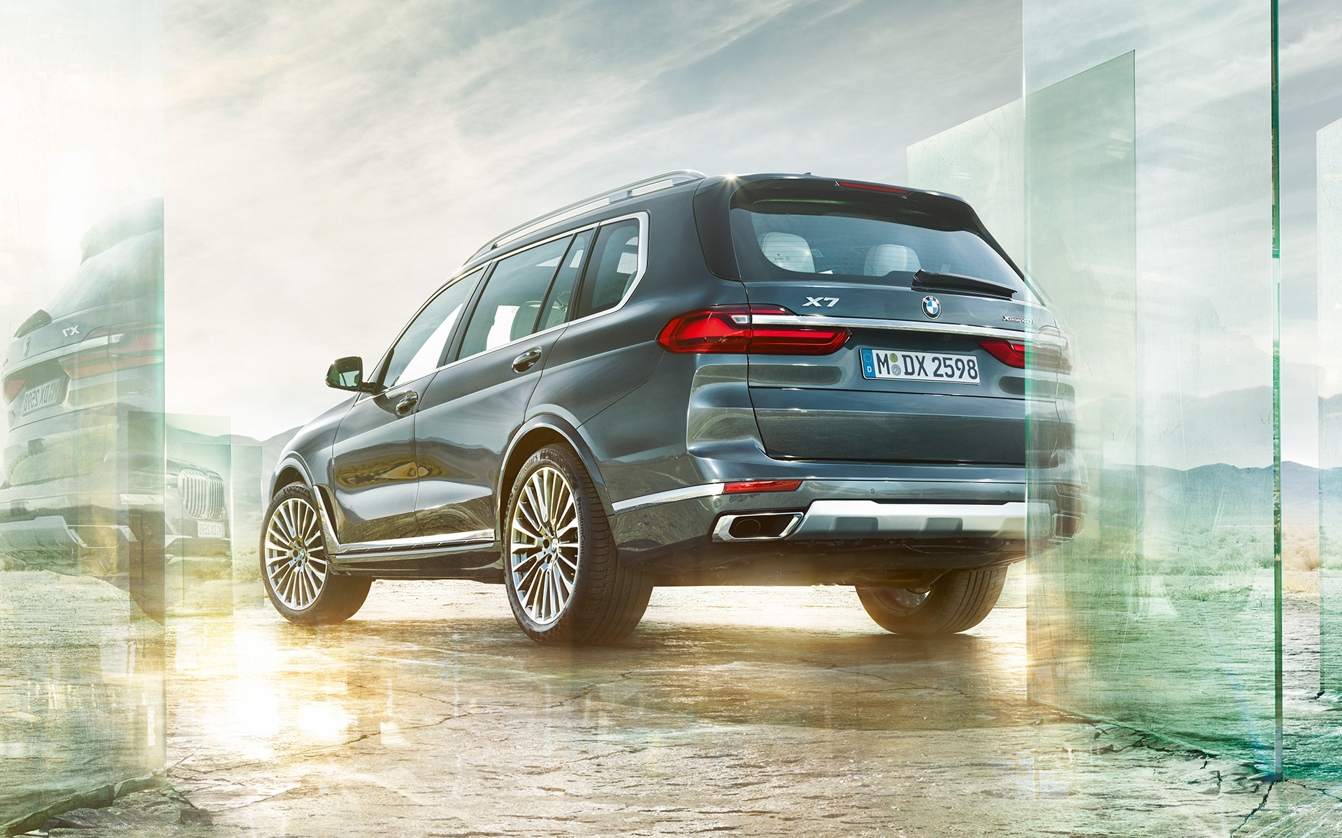 BMW X7 G07 2019, kolm neljandikku tagantvaade, madal võttenurk BMW X7 G07 2019, kolm neljandikku tagantvaade, madal võttenurk