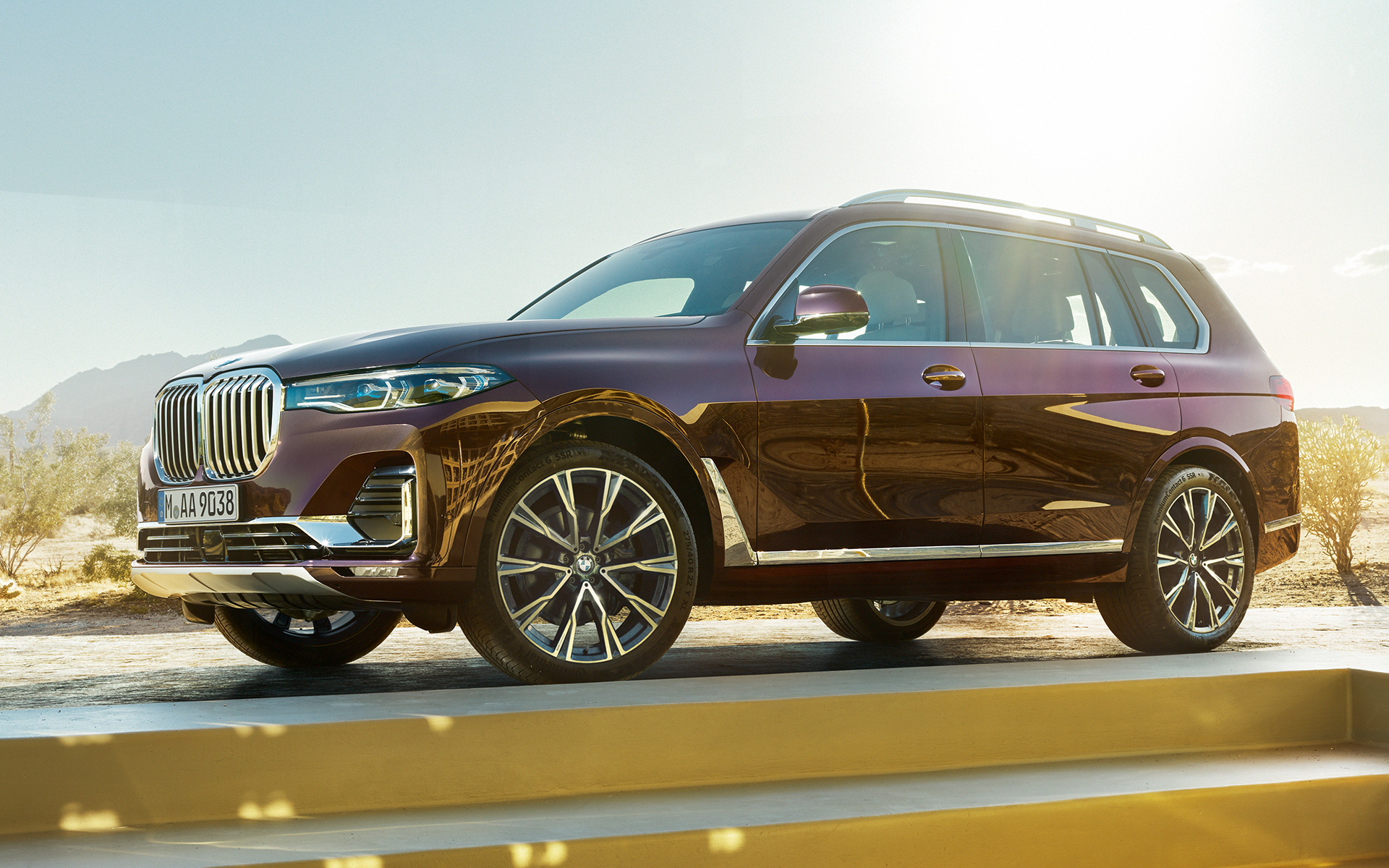 BMW X7 Individual xDrive40i G07 2018, Ametrin metallik, külgvaade, seismas kõrbe taustal BMW X7 Individual xDrive40i G07 2018, Ametrin metallik, külgvaade, seismas kõrbe taustal