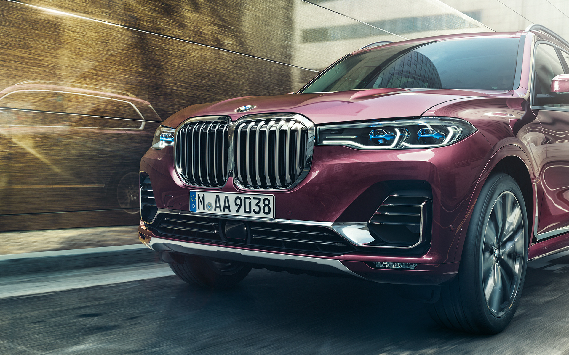 BMW X7 Individual xDrive40i G07 2018, Ametrin metallik, kolm neljandikku eestvaade sõitmise ajal BMW X7 Individual xDrive40i G07 2018, Ametrin metallik, kolm neljandikku eestvaade sõitmise ajal