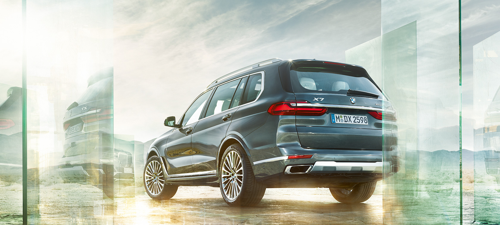 BMW X7, kolm neljandikku tagantvaade sõites BMW X7 G07 2019, Arctic Grey, kolm neljandikku tagantvaade sõites