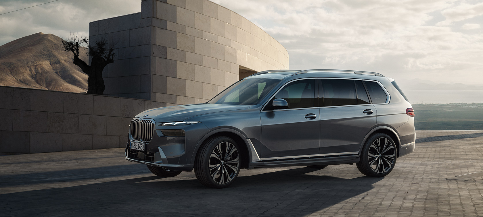 BMW X7 G07 LCI, 7/8 külgvaade, Sparkling Copper Grey metallik, Design Pure Excellence, video BMW X7 G07 LCI, 7/8 külgvaade seistes, Sparkling Copper Grey metallik, Design Pure Excellence, video