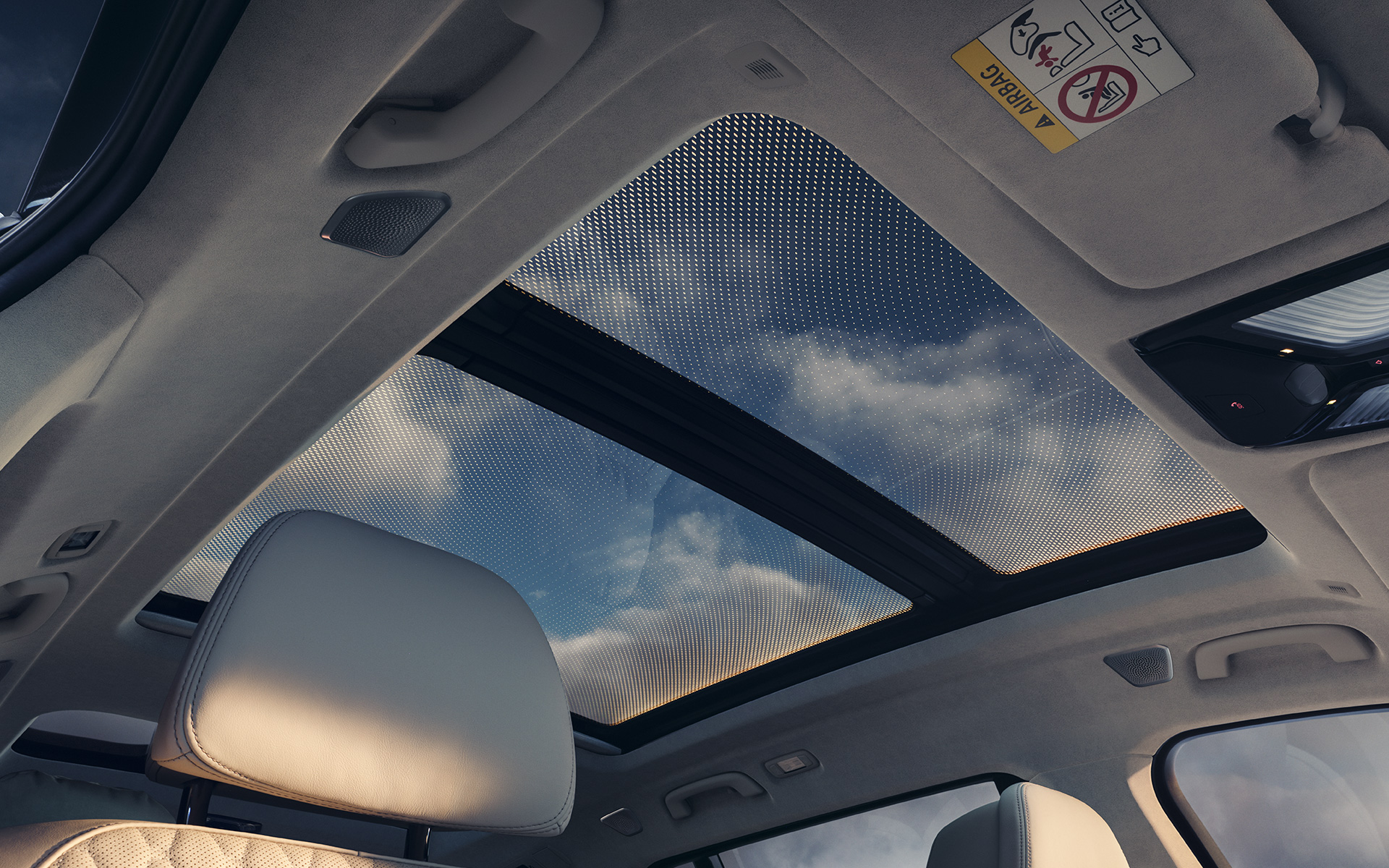 Klaasist panoraamkatus, vaade salongist katusele, BMW X7 G07 LCI