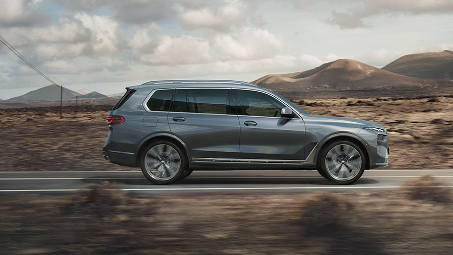 BMW X7 G07 LCI, külgvaade, Sparkling Copper Grey metallik, Design Pure Excellence BMW X7 G07 LCI, külgvaade sõitmas, Sparkling Copper Grey metallik, Design Pure Excellence