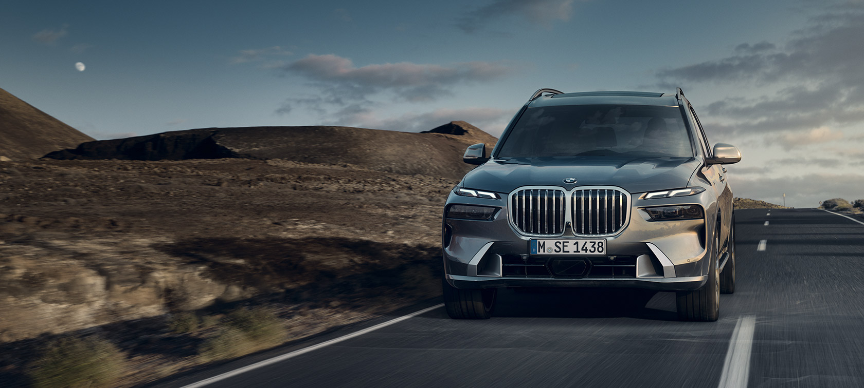 BMW X7 G07 LCI, 7/8 eestvaade sõitmas, Sparkling Copper Grey metallik, Design Pure Excellence