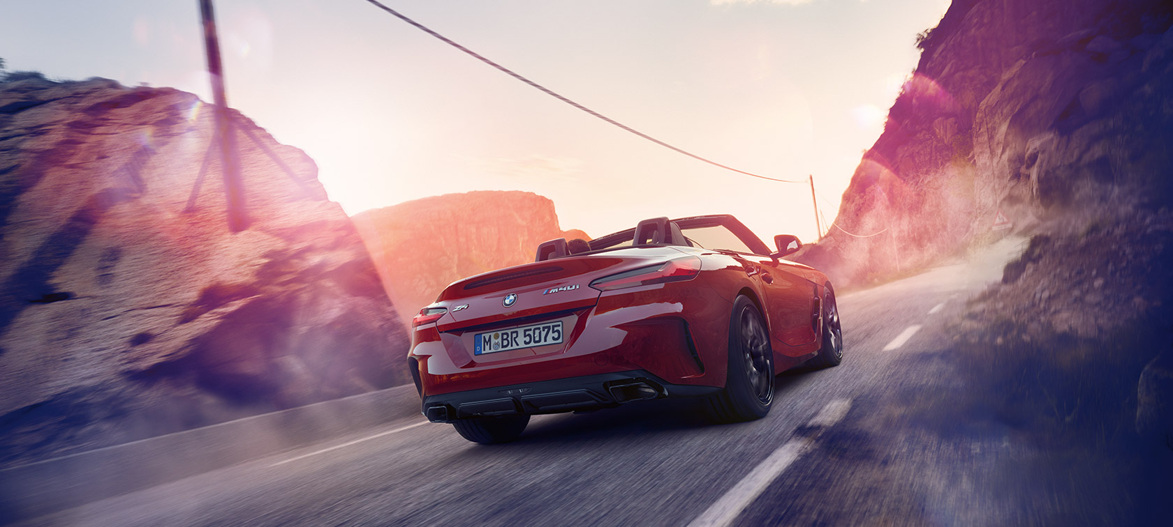 BMW Z4 Roadster mägedes sõitmas BMW Z4 Roadster mägedes sõitmas