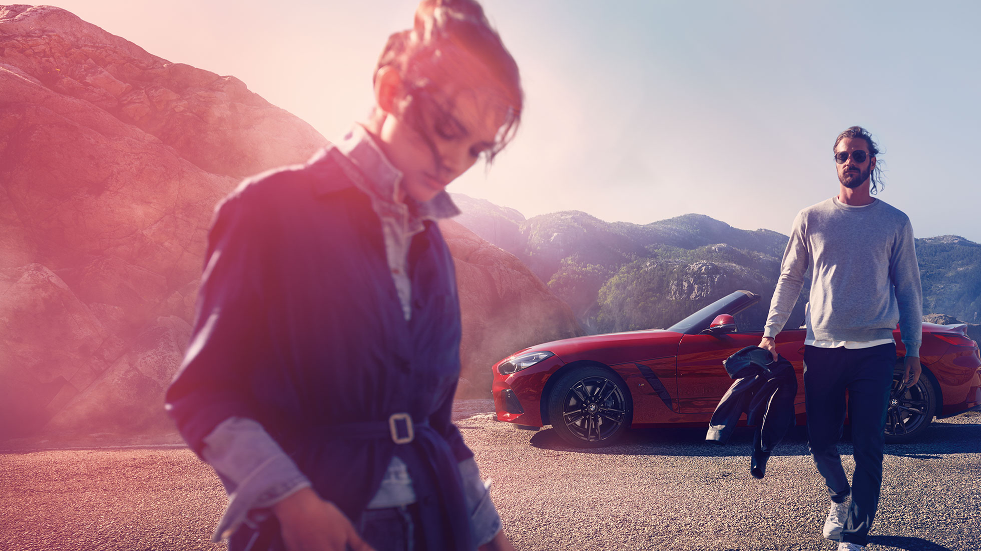 BMW Z4 Roadster mägedes BMW Z4 Roadster koos mehe ja naisega mäe kõrval