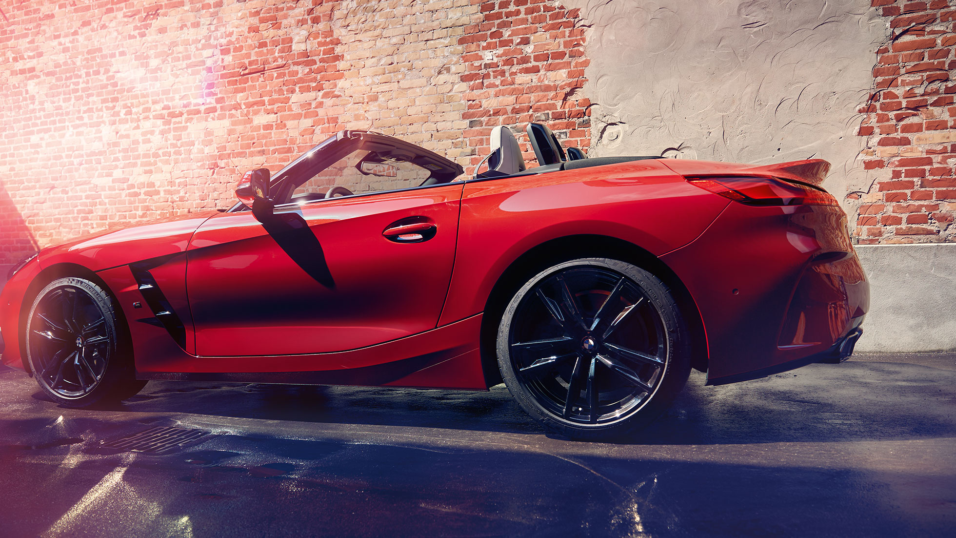 BMW Z4 Roadster külgvaates BMW Z4 Roadster külgvaates tellisseina ees