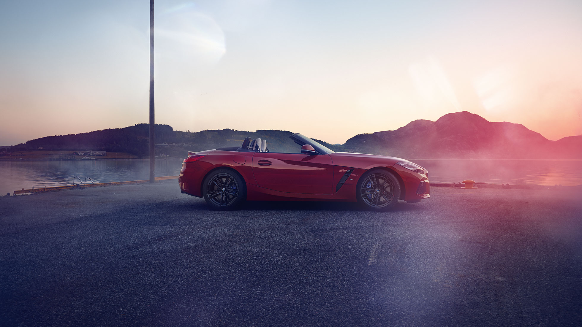 BMW Z4 Roadster külgvaates BMW Z4 Roadster külgvaates mäe kõrval