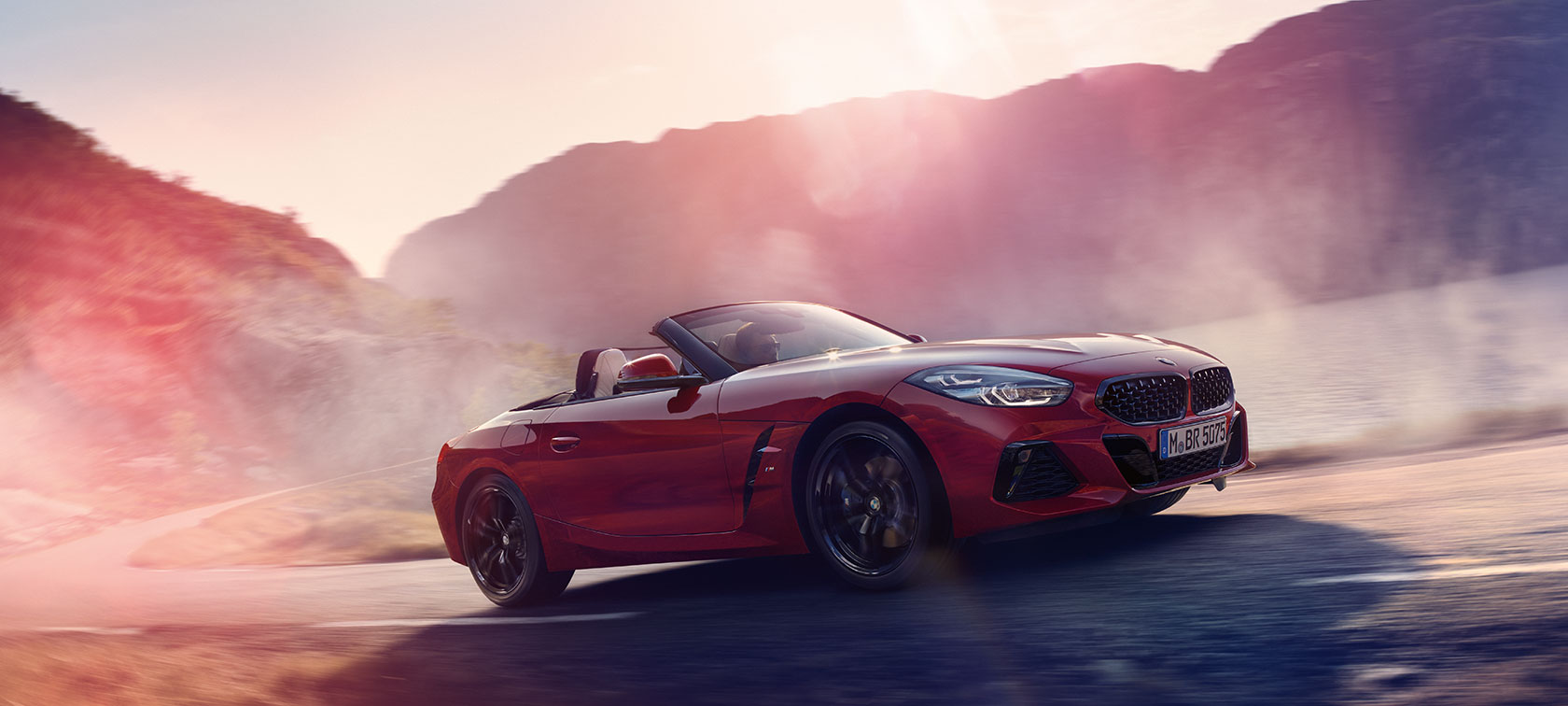 BMW Z4 Roadster liikumas BMW Z4 Roadster mäkke tõusmas