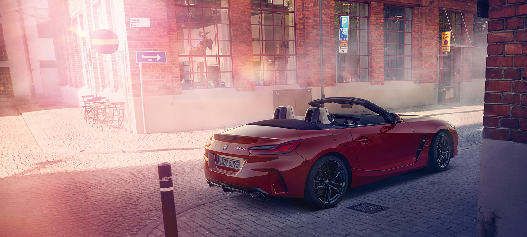 BMW Z4 M40i Roadster G29, avatud pehme katusega BMW Z4 M40i Roadster G29, kolm neljandikku tagantvaade avatud pehme katusega