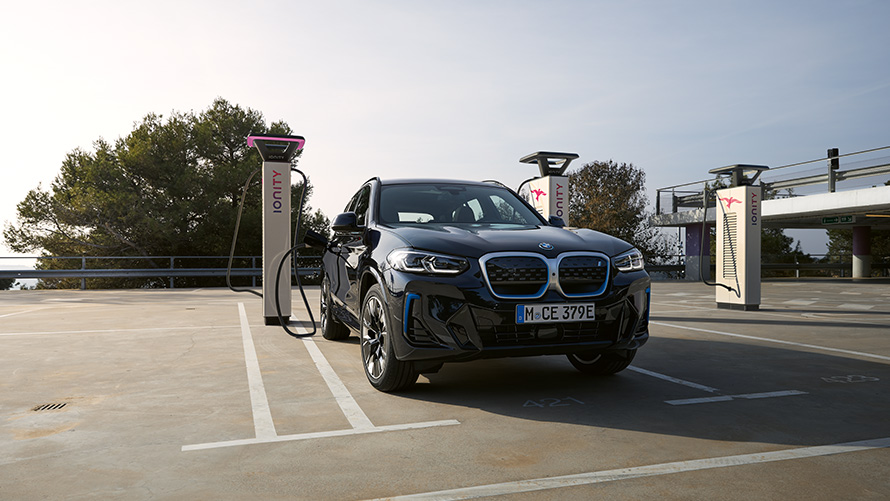 BMW Charging BMW eripakkumised Jätkusuutlikkuse keskus Keskkond BMW eripakkumised Jätkusuutlikkuse keskus Keskkond BMW Charging BMW sõiduk seisab laadimisjaamas