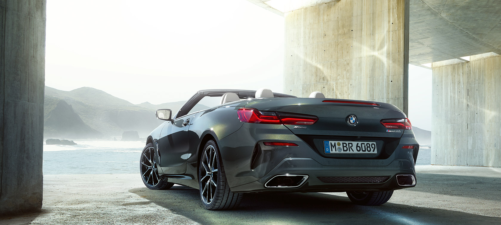 BMW M850i xDrive Dravit Grey metallik, kolm neljandikku tagantvaade vasakult